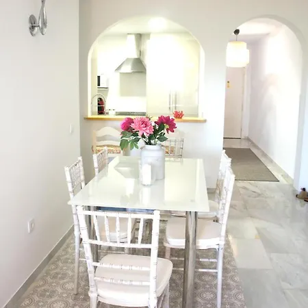 With 2 Bedrooms In With Shared Pool Appartamento